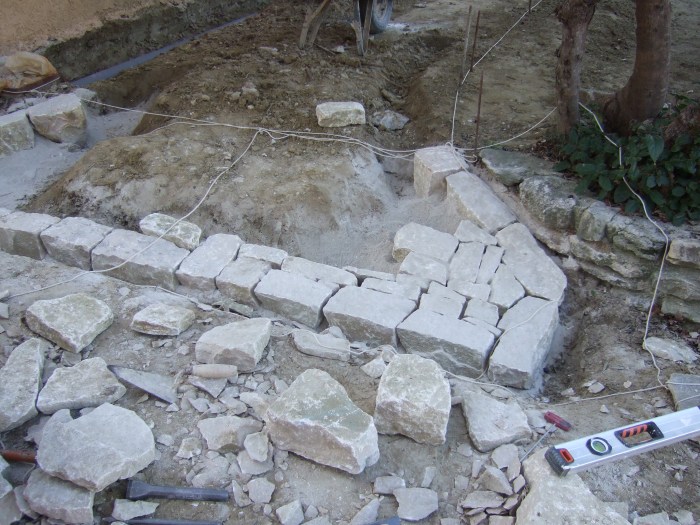 Décaissage de la terre et debut de la calade