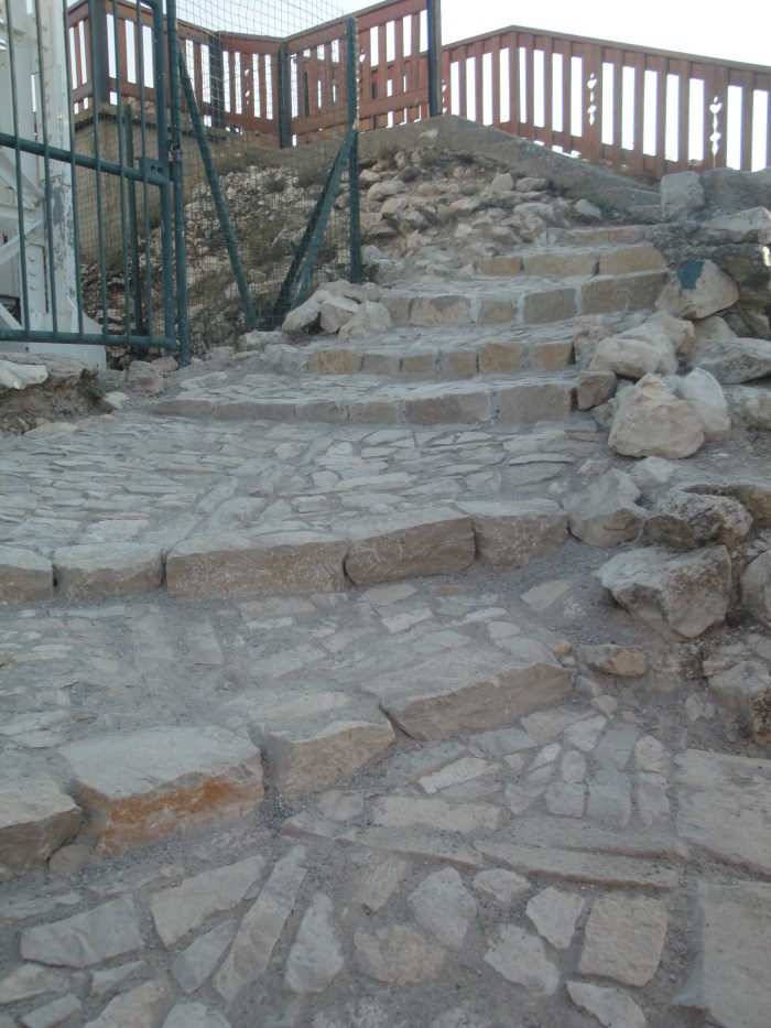 Chateau-Arnoux (04). Marches caladées.
