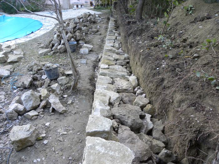 Mur en pierre sèche ( décembre 2013 - Vaucluse )