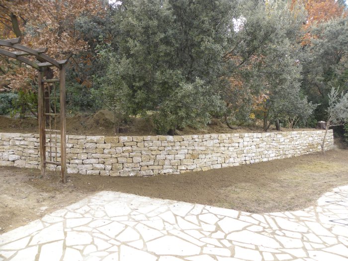 Mur en pierre sèche ( décembre 2013 - Vaucluse )