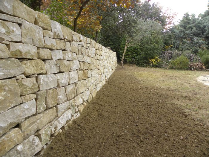 Mur en pierre sèche ( décembre 2013 - Vaucluse )