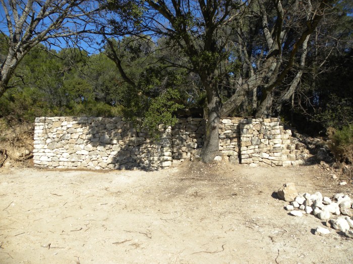 Mur en pierre sèche terminée