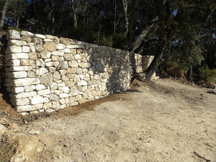 Mur en pierre sèche ( Lambesc, 13)